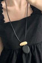 Cargar imagen en el visor de la galería, Necklace pendant metal wood
