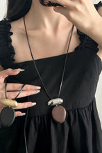 Cargar imagen en el visor de la galería, Necklace pendant metal wood
