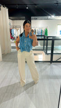 Cargar imagen en el visor de la galería, Top ruffle button down
